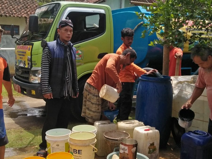 Droping Air Berseh Dari BPBD di Desa Kaliwungu.
