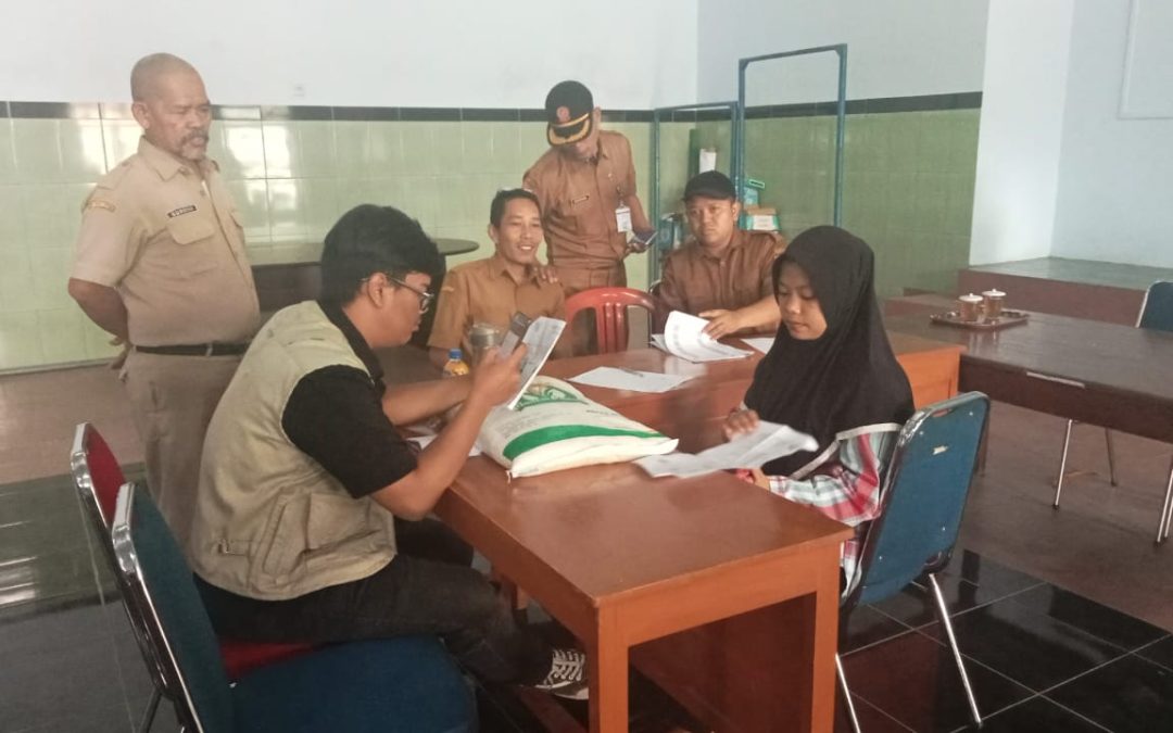 Penyaluran Bantuan Pangan Beras Desa Mandiraja Kulon
