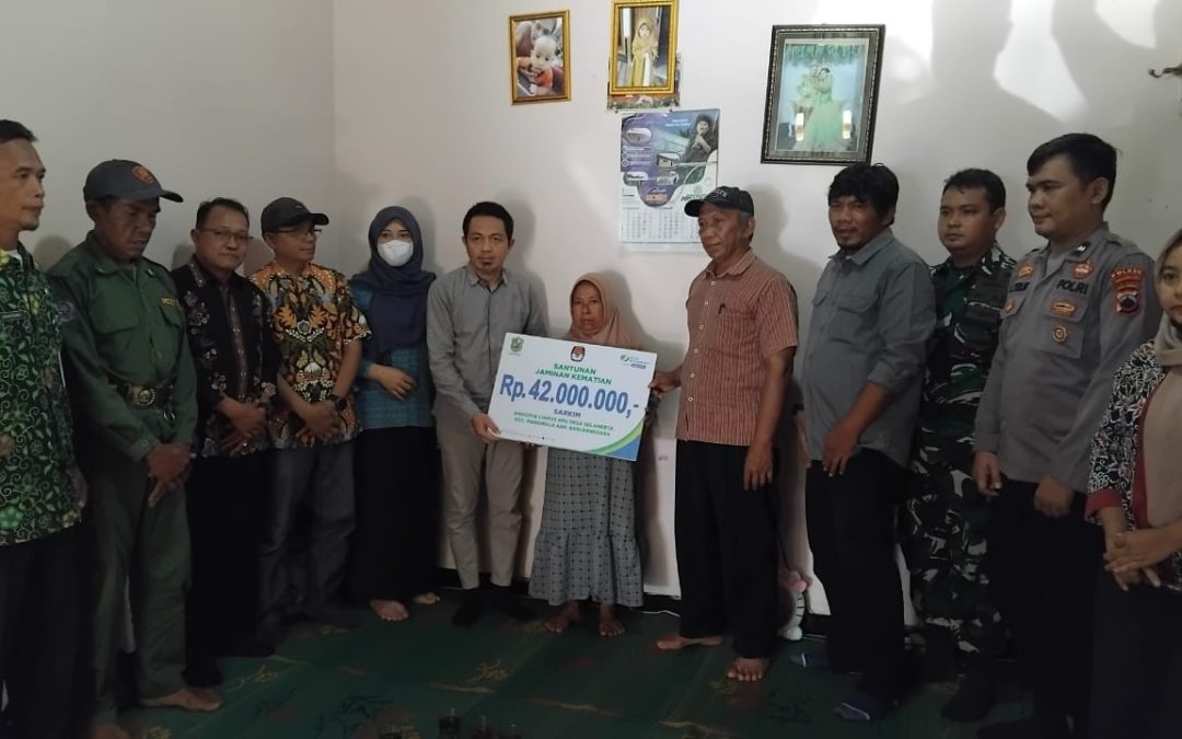 Pemberian Santunan Kematian Anggota Linmas Pada Pilkada Tahun 2024