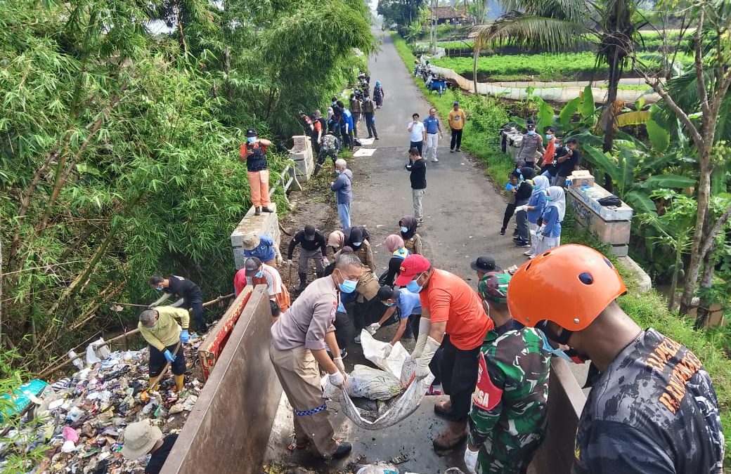 Pembersihan Sampah Di Tepi Kali Blawong Jl Raya Purwasaba Mandiraja