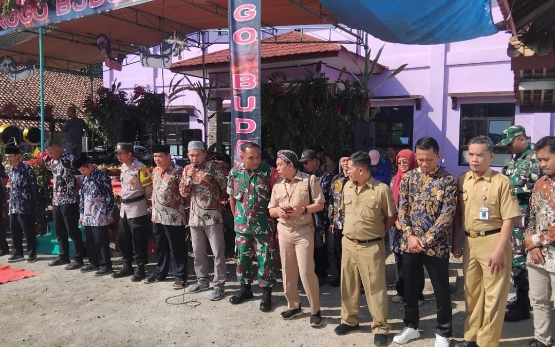 Kegiatan masyarakat dlm rangka suran tukar Takir di halaman Desa Kaliwungu 2025