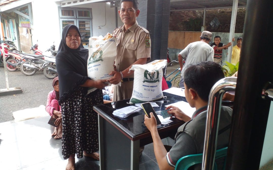 Penyaluran bantuan pangan beras desa banjengan bulan juni dan juli sebanyak 178 orang