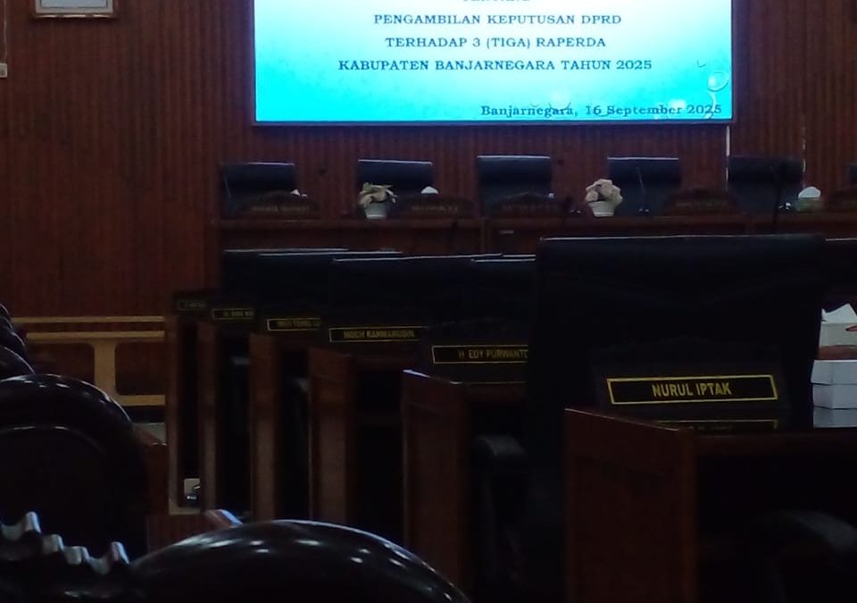 Rapat Paripurna DPRD Kabupaten Banjarnegara Tentang Pengambilan Keputusan DPRD terhadap tiga Raperda Kabupaten Banjarnegara Tahun 2025