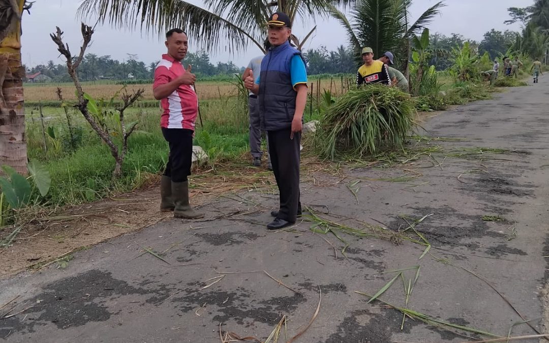 Kerja Bhakti Satlinmas Desa Mandiraja Wetan dilakukan rutin setiap 3 bulan sekali untuk membersihkan sampah di sepanjang jalan desa,