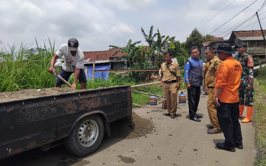 Penyerahan logistik dari BPBD
